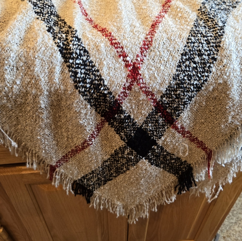 Poncho With Turtle Neck - Picture 4 of 16